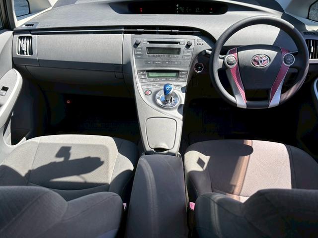 プリウス S ユーザー買取車/デジタルインナー型ドライブレコーダー/ETC車載器/フルフラット/プッシュスタート/スマートキー/フロントフォグランプ/レベライザー/ドアバイザー/キーレスエントリー(7枚目)