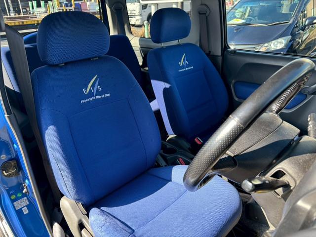 ジムニー ＦＩＳフリースタイルワールドカップリミテッド　ユーザー買取車／特別仕様車／４ＷＤ／ターボ／純正オーディオ／ＣＤ／ＭＤ／フルフラット／デフロスター／パワステ／パワーウィンドウ／キーレスエントリー／フロントフォグランプ／ドアバイザー（8枚目）