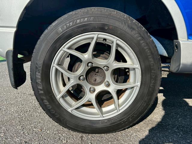 ジムニー ＦＩＳフリースタイルワールドカップリミテッド　ユーザー買取車／特別仕様車／４ＷＤ／ターボ／純正オーディオ／ＣＤ／ＭＤ／フルフラット／デフロスター／パワステ／パワーウィンドウ／キーレスエントリー／フロントフォグランプ／ドアバイザー（33枚目）