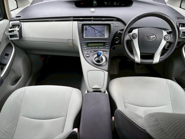 プリウス S LEDエディション ユーザー買取車/LEDヘッドライト/純正HDDナビ/バックカメラ/ETC車載器/ヘッドライトウォッシャー/プッシュスタート/スマートキー/オートライト/フルフラット/キーレスエントリー/フロントフォグ(8枚目)