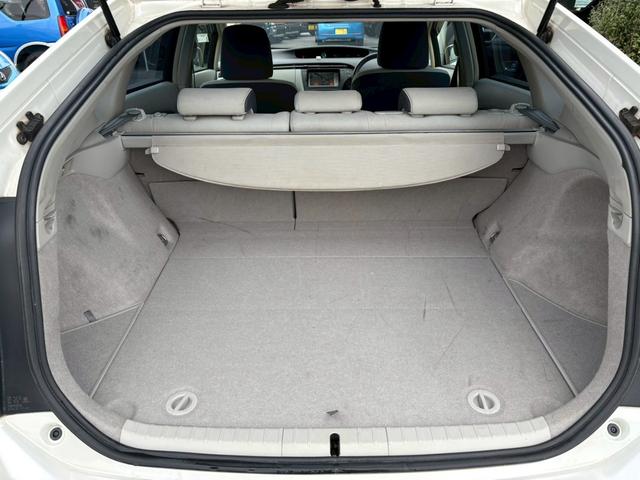 プリウス S LEDエディション ユーザー買取車/LEDヘッドライト/純正HDDナビ/バックカメラ/ETC車載器/ヘッドライトウォッシャー/プッシュスタート/スマートキー/オートライト/フルフラット/キーレスエントリー/フロントフォグ(70枚目)