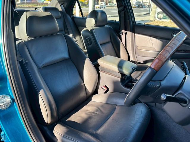 レジェンド エクスクルーシブ　ユーザー買取車／革シート／オートクルーズコントロール／パワーシート／シートヒーター／２パターンシートメモリー／ＥＴＣ車載器／キーレスエントリー／フロントフォグランプ／社外製１７インチＡＷ（9枚目）