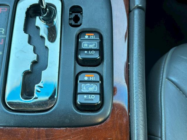 レジェンド エクスクルーシブ　ユーザー買取車／革シート／オートクルーズコントロール／パワーシート／シートヒーター／２パターンシートメモリー／ＥＴＣ車載器／キーレスエントリー／フロントフォグランプ／社外製１７インチＡＷ（13枚目）