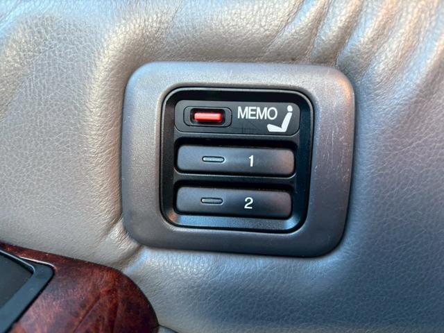 レジェンド エクスクルーシブ　ユーザー買取車／革シート／オートクルーズコントロール／パワーシート／シートヒーター／２パターンシートメモリー／ＥＴＣ車載器／キーレスエントリー／フロントフォグランプ／社外製１７インチＡＷ（14枚目）