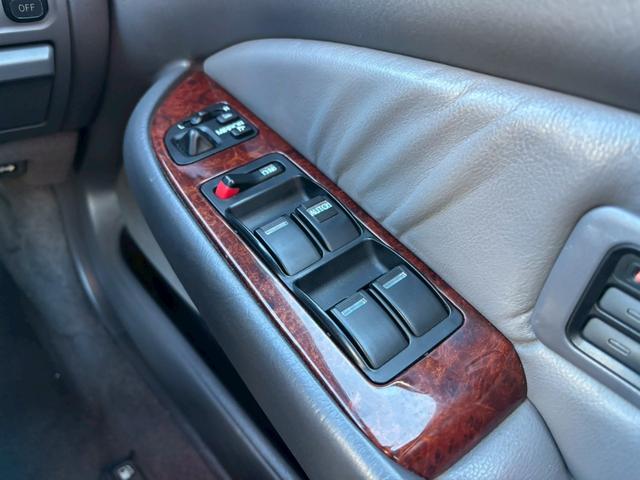 レジェンド エクスクルーシブ　ユーザー買取車／革シート／オートクルーズコントロール／パワーシート／シートヒーター／２パターンシートメモリー／ＥＴＣ車載器／キーレスエントリー／フロントフォグランプ／社外製１７インチＡＷ（60枚目）