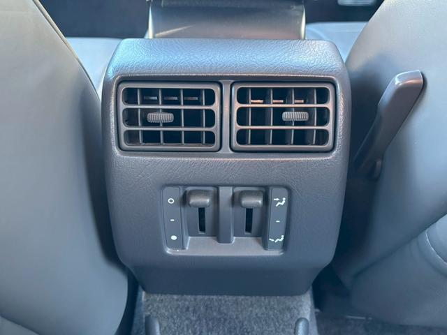 レジェンド エクスクルーシブ　ユーザー買取車／革シート／オートクルーズコントロール／パワーシート／シートヒーター／２パターンシートメモリー／ＥＴＣ車載器／キーレスエントリー／フロントフォグランプ／社外製１７インチＡＷ（74枚目）