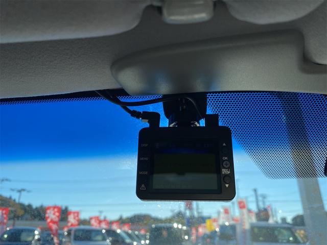 クラウンハイブリッド ロイヤルサルーン　ブラックスタイル　距離無制限１２ケ月保証付　ドライブレコーダー　ＥＴＣ　クリアランスソナー　オートクルーズコントロール　バックカメラ　ＴＶ　アルミホイール　ＨＩＤ　ＣＶＴ　スマートキー　電動格納ミラー　盗難防止システム（12枚目）