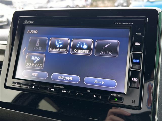 N-BOXカスタム G・Lターボホンダセンシング 純正インターナビ TV USB Bluetooth バックカメラ 純正ビルトインETC スマートキー クルーズコントロール ステアリングボタン 充電ソケット 両側パワースライドドア ハーフレザーシート(4枚目)