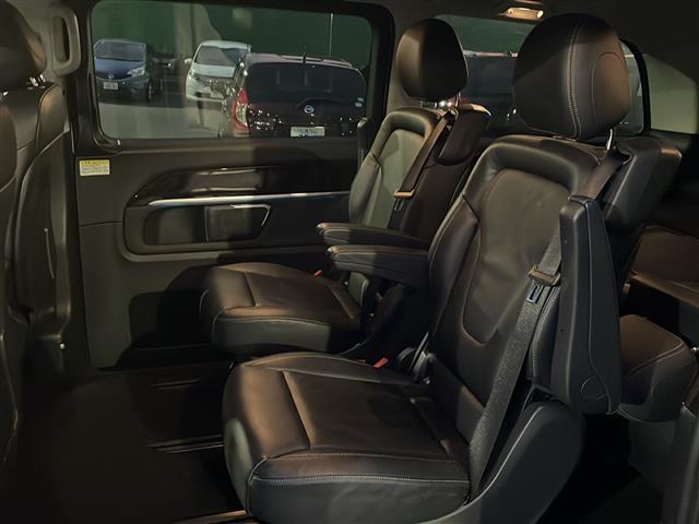 Ｖクラス Ｖ２２０ｄ　アバンギャルド　ロング　ブルメスタープレミアムサウンド　後席モニター　純正ナビ　Ｂｌｕｅｔｏｏｔｈ　ＴＶ　ＣＤ　ＤＶＤ　全周囲カメラ　両側パワスラ　車線維持支援　革席　メモリ付きパワーシート　シートヒーター　ＥＴＣ　ドラレコ（35枚目）