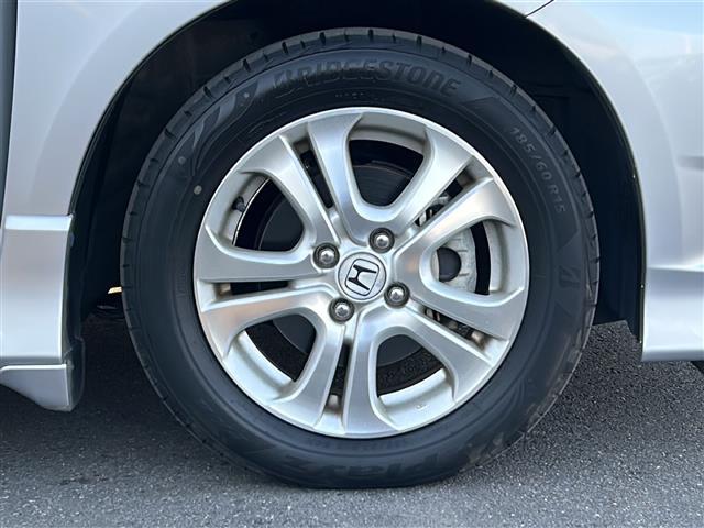 フィットシャトルハイブリッド ハイブリッド・ナビプレミアムセレクション　純正ナビバックカメラクルーズコントロールＡＡＣ純正１５インチアルミホイール純正フロアマットオートライトエアバックビルトインＥＴＣ横滑り防止装置レーンキープアシストキセノンヘッドライト（15枚目）