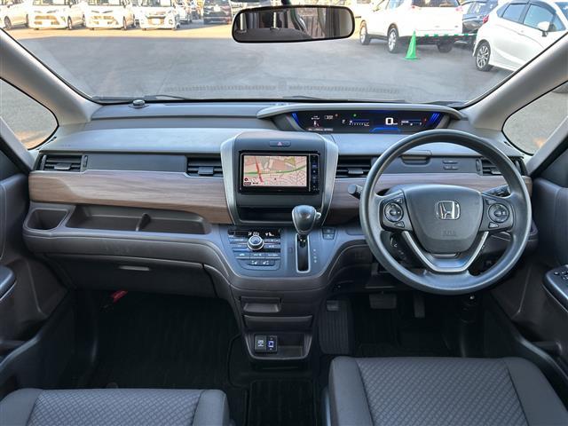 フリード Ｇ・ホンダセンシング　ホンダセンシング　メモリナビ　ブルートゥース　フルセグ　ＤＶＤ　バックカメラ　ハンズフリー両側パワスラ　衝突軽減　路外逸脱抑制　車線維持支援　追従クルコン　前席温席　ビルトインＥＴＣ　スマートキー（2枚目）