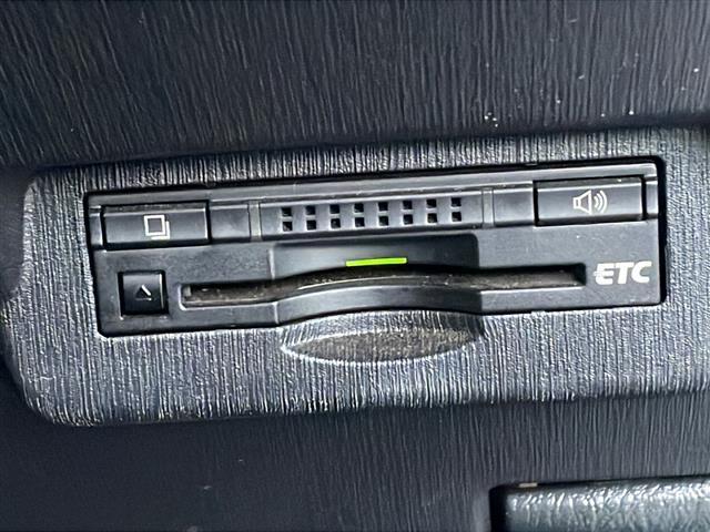 【ＥＴＣ】有料道路を利用する際に料金所で停止することなく通過できる、ＥＴＣ車載器（ノンストップ自動料金収受システム機器）が装備されています。セットアップを行うことで利用可能になります。