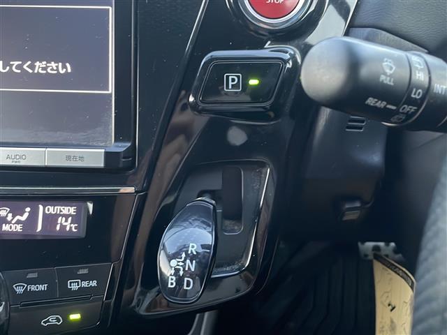 【シフトレバー】シフトの操作がしやすく快適なドライブを楽しんでいただけます！