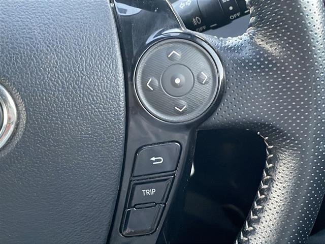 【ステアリングスイッチ】手元のボタンから、オーディオやナビなどの操作ができるので、よそ見をせずに安全に運転に集中できます！