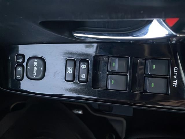 【パワーウインドウ】運転席のスイッチで、各席の窓ガラスの開閉ができます！あると便利ですよね！