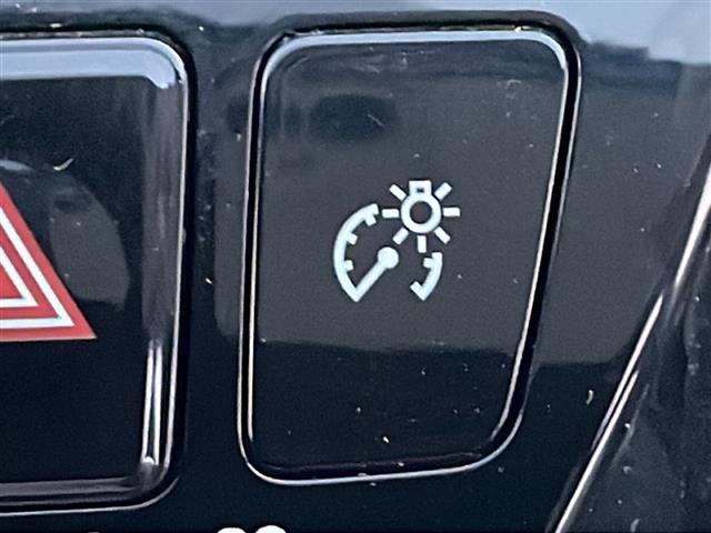 【ウインドシールドデアイサー】スイッチを押すと、ワイパーの部分の電熱線が温まります！ワイパーに付着した雪や氷をガラスに貼った熱線で除去することができる便利機能です！