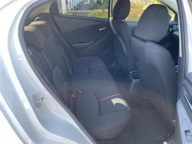 デミオ ＸＤツーリング　純正ＳＤナビ　ドラレコ　クルコン　アイドリングストップ　横滑り防止装置　衝突軽減システム　シートヒーター　オートライト　ＬＥＤヘッドライト　純正フロアマット　純正１６インチアルミホイール　禁煙車（15枚目）