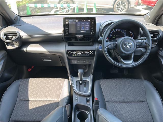 ヤリスクロス ハイブリッドZ 純正8型ナビ パノラマミックビューモニター ハーフレザーシート パワーシート ビルトインETC レーンキープアシスト 衝突軽減システム パーキングアシスト オートライト オートマチックハイビーム 禁煙(2枚目)