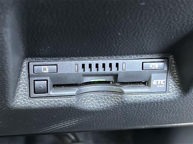 ヤリスクロス ハイブリッドZ 純正8型ナビ パノラマミックビューモニター ハーフレザーシート パワーシート ビルトインETC レーンキープアシスト 衝突軽減システム パーキングアシスト オートライト オートマチックハイビーム 禁煙(4枚目)