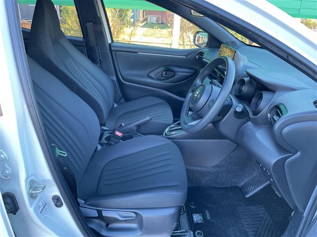 ヤリス ハイブリッドG 純正ナビ ドライブレコーダー パーキングアシスト 全周囲カメラ レーダークルーズコントロール 横滑り防止装置 衝突軽減システム オートライト オートマチックハイビーム LEDヘッドライト 禁煙車(14枚目)