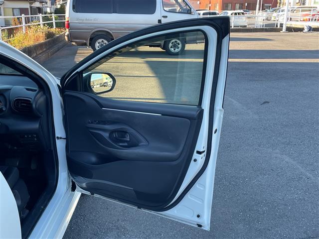 ヤリス ハイブリッドG 純正ナビ ドライブレコーダー パーキングアシスト 全周囲カメラ レーダークルーズコントロール 横滑り防止装置 衝突軽減システム オートライト オートマチックハイビーム LEDヘッドライト 禁煙車(37枚目)