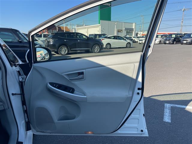 プリウス Ｓ　純正ＳＤナビ　Ｂｌｕｅｔｏｏｔｈ搭載　フルセグＴＶ　バックカメラ　ＡＡＣ　純正ホイールキャップ　純正フロアマット　ＬＥＤヘッドライト　オートライト　ビルトイン　ＥＴＣ　横滑り防止装置　禁煙車（35枚目）