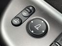 【電動格納ミラー】運転席のスイッチで、ドアミラーの開閉や角度の調整ができます。