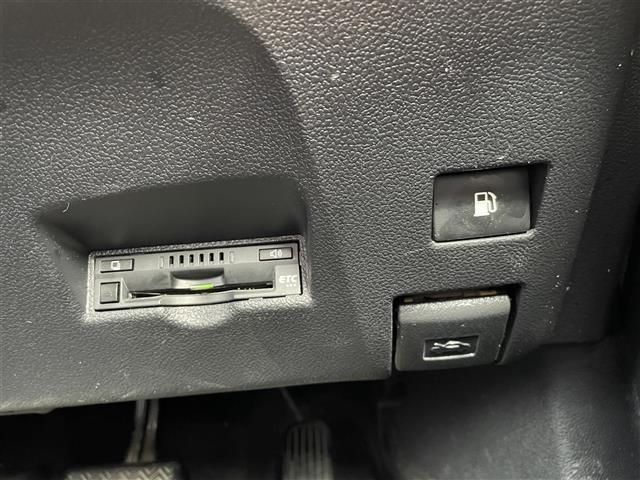 プリウス A ETC、純正ナビ、バックカメラ(9枚目)