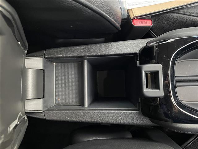 ヴェゼル ハイブリッドＺ　後席モニター、純正ナビ、ＢＣ（32枚目）