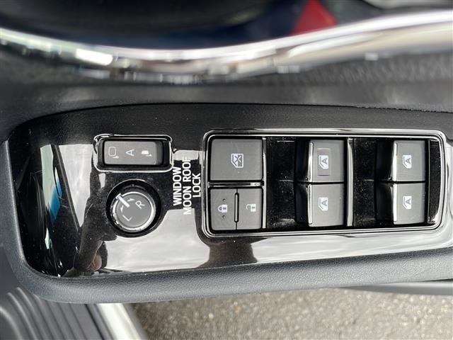 ヴェルファイアハイブリッド Ｚ　ゴールデンアイズ　４ＷＤ／純正メーカーＯＰナビ／フルセグ／ＣＤ／ＤＶＤ／ＢＴ／両側パワースライドドア／フリップダウンモニター／サンルーフ／衝突軽減ブレーキ／レーンキープアシスト／レーダークルーズコントロール（19枚目）