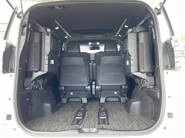 ヴェルファイアハイブリッド Ｚ　ゴールデンアイズ　４ＷＤ／純正メーカーＯＰナビ／フルセグ／ＣＤ／ＤＶＤ／ＢＴ／両側パワースライドドア／フリップダウンモニター／サンルーフ／衝突軽減ブレーキ／レーンキープアシスト／レーダークルーズコントロール（27枚目）