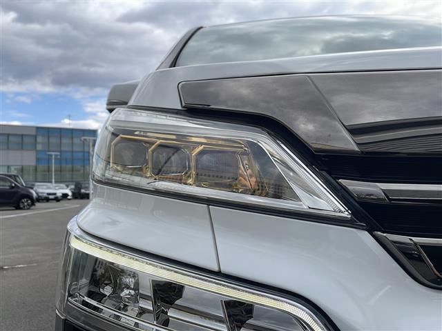 ヴェルファイアハイブリッド Ｚ　ゴールデンアイズ　４ＷＤ／純正メーカーＯＰナビ／フルセグ／ＣＤ／ＤＶＤ／ＢＴ／両側パワースライドドア／フリップダウンモニター／サンルーフ／衝突軽減ブレーキ／レーンキープアシスト／レーダークルーズコントロール（35枚目）