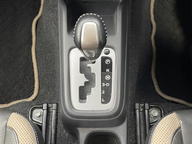 ジムニー ランドベンチャー ・4WD・社外CD・ライトレベライザー・フォグ・ルーフレール・シートヒーター・オートライト・純正16AW(13枚目)