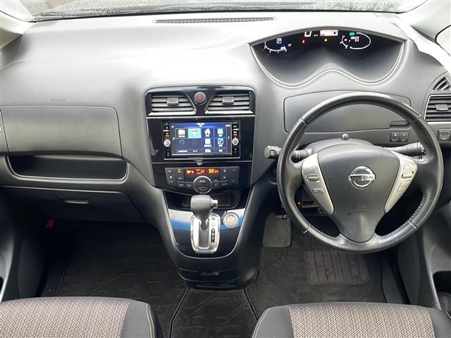 セレナ 4WD/純正SDナビ/DVD/BT/フルセグTV/両側パワースライドドア/衝突被害軽減ブレーキ/クルーズコントロール/レーンキープアシスト/横滑り防止装置/コーナーセンサー/アラウンドビューモニター(3枚目)