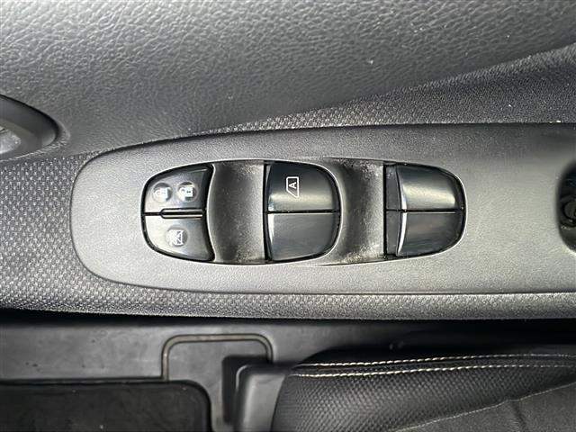 セレナ 4WD/純正SDナビ/DVD/BT/フルセグTV/両側パワースライドドア/衝突被害軽減ブレーキ/クルーズコントロール/レーンキープアシスト/横滑り防止装置/コーナーセンサー/アラウンドビューモニター(20枚目)