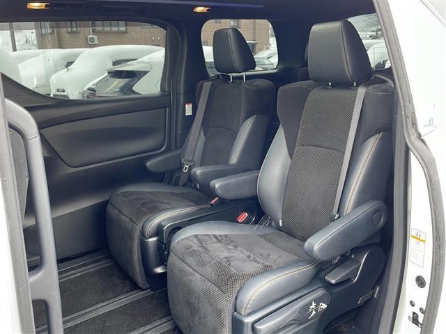 アルファードハイブリッド Ｓ　タイプゴールドＩＩ　・４ＷＤ・サンルーフ・純正ディスプレイオーディオナビ・Ｂｌｕｅｔｏｏｔｈ・両側パワースライドドア・ハーフレザーシート・衝突軽減ブレーキ・レーンキープアシスト・レーダークルーズ（20枚目）