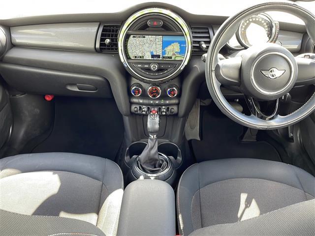 ＭＩＮＩ クーパー　サンルーフ　純正ナビ　バックカメラ　Ｂｌｕｅｔｏｏｔｈ　ＥＴＣ　ディスチャージヘッドライト　純正１５インチＡＷ　ターボ　スマートキー　エアバッグ　エアコン　パワーステアリング　パワーウィンドウ　ＡＢＳ（2枚目）