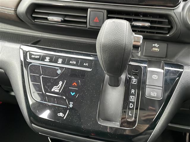 デイズ ハイウェイスター　Ｇターボプロパイロットエディション　純正９インチナビ　Ｂｌｕｅｔｏｏｔｈ　プレミアムコンビネーションインテリア　トリコットコンビシート　アラウンドビューモニター　地デジＴＶ　ＣＤ　ＤＶＤ　純正１５インチＡＷ　スマートキー　コーナーセンサ（8枚目）