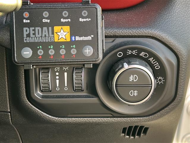 ジープ・ラングラーアンリミテッド ルビコン FOX足回り2インチリフトアップ USバンパー JAOSマフラー 社外17インチAW 純正ナビ 地デジTV リアモニター バックカメラ Bluetooth 社外デジタルインナーミラー ワンオーナー(7枚目)