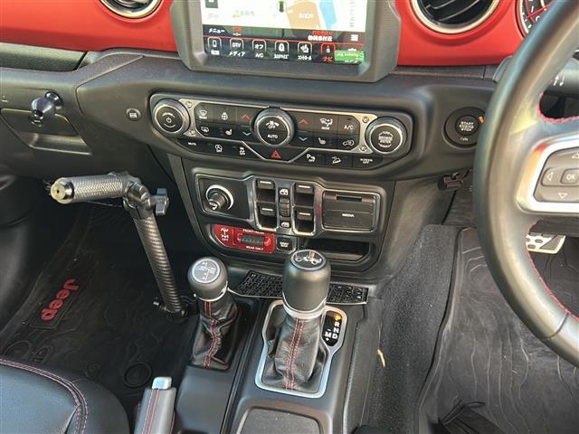 ジープ・ラングラーアンリミテッド ルビコン FOX足回り2インチリフトアップ USバンパー JAOSマフラー 社外17インチAW 純正ナビ 地デジTV リアモニター バックカメラ Bluetooth 社外デジタルインナーミラー ワンオーナー(8枚目)