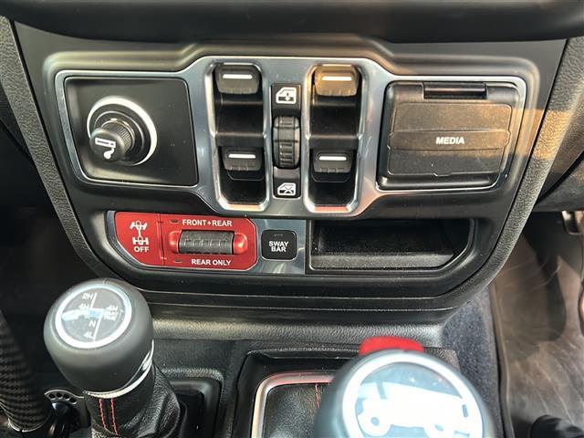 ジープ・ラングラーアンリミテッド ルビコン FOX足回り2インチリフトアップ USバンパー JAOSマフラー 社外17インチAW 純正ナビ 地デジTV リアモニター バックカメラ Bluetooth 社外デジタルインナーミラー ワンオーナー(9枚目)