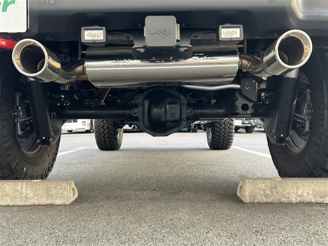 ジープ・ラングラーアンリミテッド ルビコン FOX足回り2インチリフトアップ USバンパー JAOSマフラー 社外17インチAW 純正ナビ 地デジTV リアモニター バックカメラ Bluetooth 社外デジタルインナーミラー ワンオーナー(22枚目)