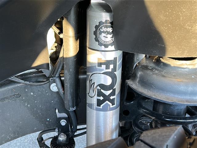 ジープ・ラングラーアンリミテッド ルビコン FOX足回り2インチリフトアップ USバンパー JAOSマフラー 社外17インチAW 純正ナビ 地デジTV リアモニター バックカメラ Bluetooth 社外デジタルインナーミラー ワンオーナー(23枚目)