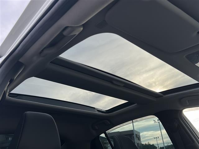 プリウス Z パノラマルーフ 12.3インチナビ 地デジTV セーフティセンス オートハイビーム デジタルインナーミラー パノラミックモニター ステアリングヒーター 合成レザーシート LEDヘッドライト ETC(3枚目)