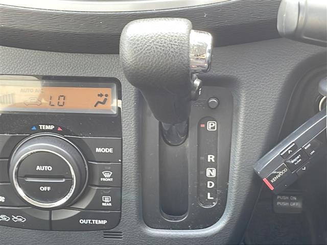 ワゴンＲスティングレー Ｘ　社外ナビ　ＤＶＤ再生　ディスチャージ　スマートキー　プッシュスタート　純正１４インチＡＷ　ＥＴＣ（8枚目）