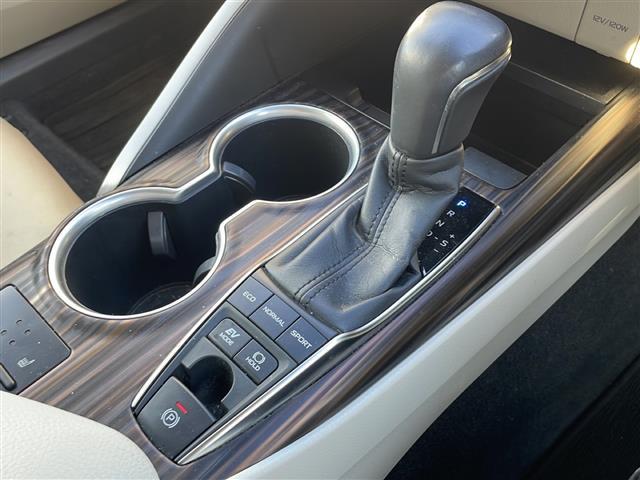 カムリ Ｇレザーパッケージ　純正ナビ／地デジＴＶ　レザーシート　シートヒーター　セーフティセンス　ドライブレコーダー　バックカメラ　ＣＤ　Ｂｌｕｅｔｏｏｔｈ　純正１８インチＡＷ　スマートキー　スペアキー　ＬＥＤヘッドライト（7枚目）