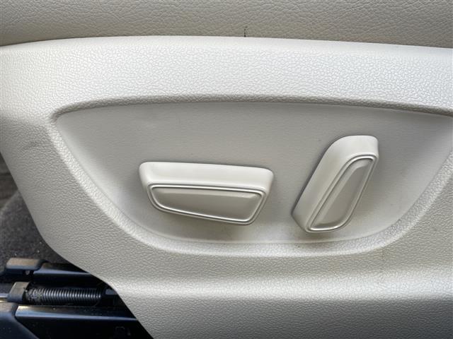 カムリ Ｇレザーパッケージ　純正ナビ／地デジＴＶ　レザーシート　シートヒーター　セーフティセンス　ドライブレコーダー　バックカメラ　ＣＤ　Ｂｌｕｅｔｏｏｔｈ　純正１８インチＡＷ　スマートキー　スペアキー　ＬＥＤヘッドライト（21枚目）