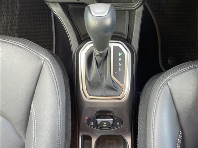 ジープ・レネゲード リミテッド 純正ナビ 地デジTV 前車追従クルーズコントロール クラッシュミティゲーション レザーシート 純正16インチAW LEDヘッドライト スマートキー スペアキー 保証書 取説 ワンオーナー(9枚目)