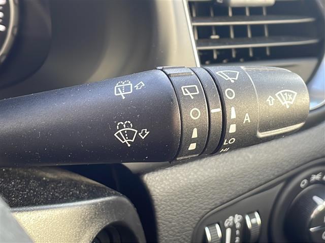 ジープ・レネゲード リミテッド 純正ナビ 地デジTV 前車追従クルーズコントロール クラッシュミティゲーション レザーシート 純正16インチAW LEDヘッドライト スマートキー スペアキー 保証書 取説 ワンオーナー(13枚目)