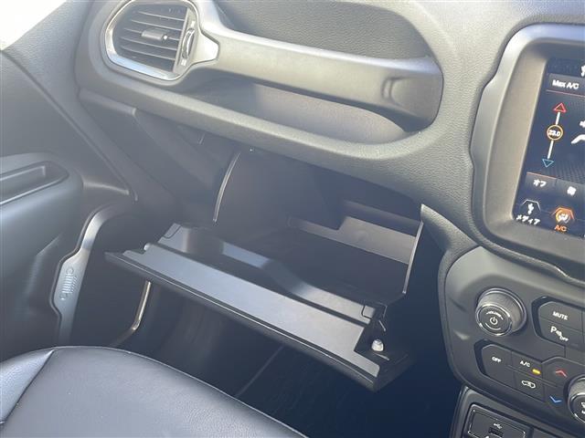 ジープ・レネゲード リミテッド 純正ナビ 地デジTV 前車追従クルーズコントロール クラッシュミティゲーション レザーシート 純正16インチAW LEDヘッドライト スマートキー スペアキー 保証書 取説 ワンオーナー(15枚目)